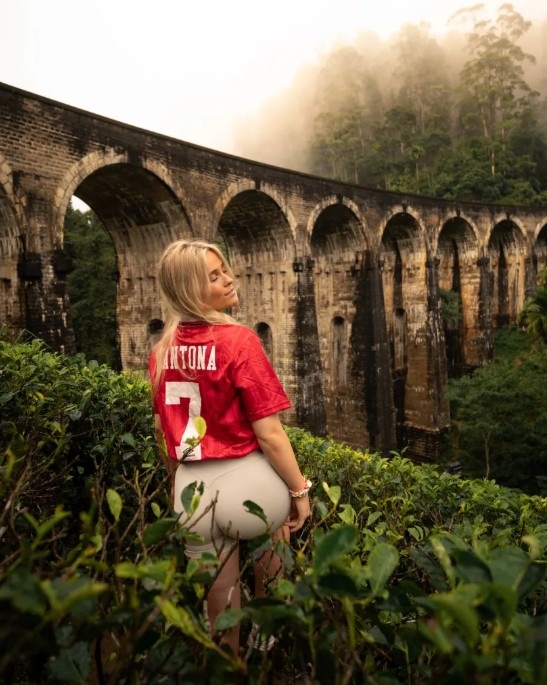 太阳报：曼联最性感女球迷身着坎通纳复古球衣，引发球迷热议