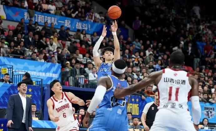 爱游戏中国官网-宋翔：曾凡博对宁波时腰部被撞旧伤复发，归期未定