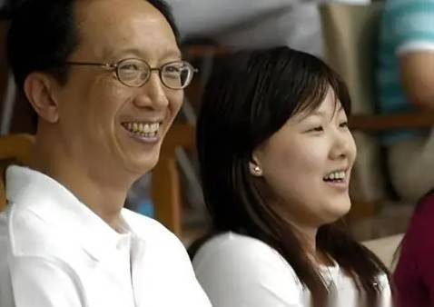 爱游戏娱乐-恩爱24年抵不过现实！74岁梁锦松衰老明显，48岁伏明霞仍貌美如花|婚姻|人生|岁月|两人|圈层_新浪娱乐_新浪新闻